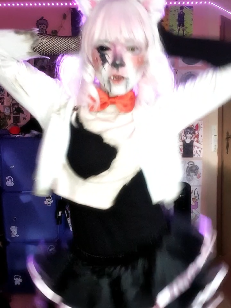 credits to @RayRed 😼 🤍⛓️𝓜𝓪𝓷𝓰𝓵𝓮🦊💗 #manglecosplay #fnaf #fnafcosplay #fivenightsatfreddys #sweetsecretcos 