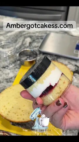 Place your orders on ambergotcakess.com ! Orders placed on weekends go out on monday so they’re ultra fresh! #cakejar #shippingorders #raspberryalmond #almondcake #cakerecipe 