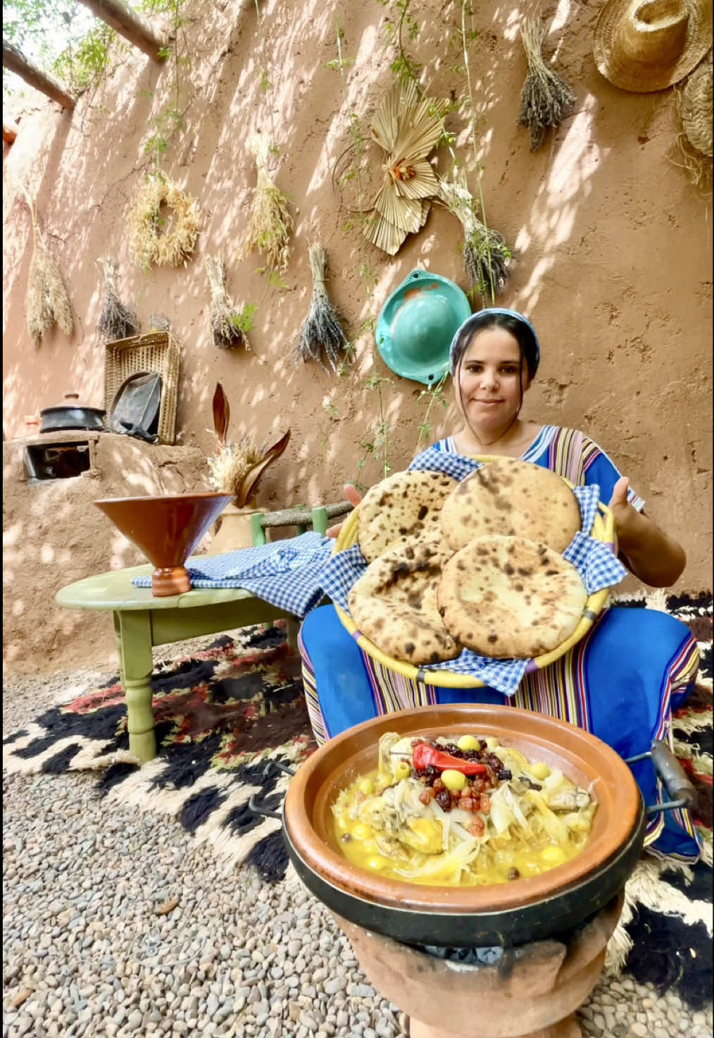 طجين معسل بالدجاج والزبيب  وخبز الدار في  فران العواد  #طجين_مغربي #البادية #خبز_الدار #CountrysideCooking #farmlife 