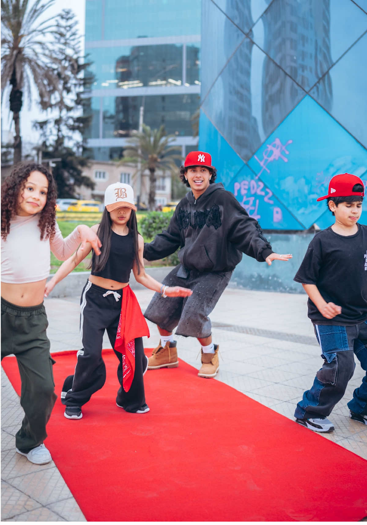 Siente la vibra 🤩🥇 @BABYFOX @Adrián David 🦍 mini Beele @Niki Ainhoa  . #fotosadesconocidos #perú #lima #redcarpet #tendencia 