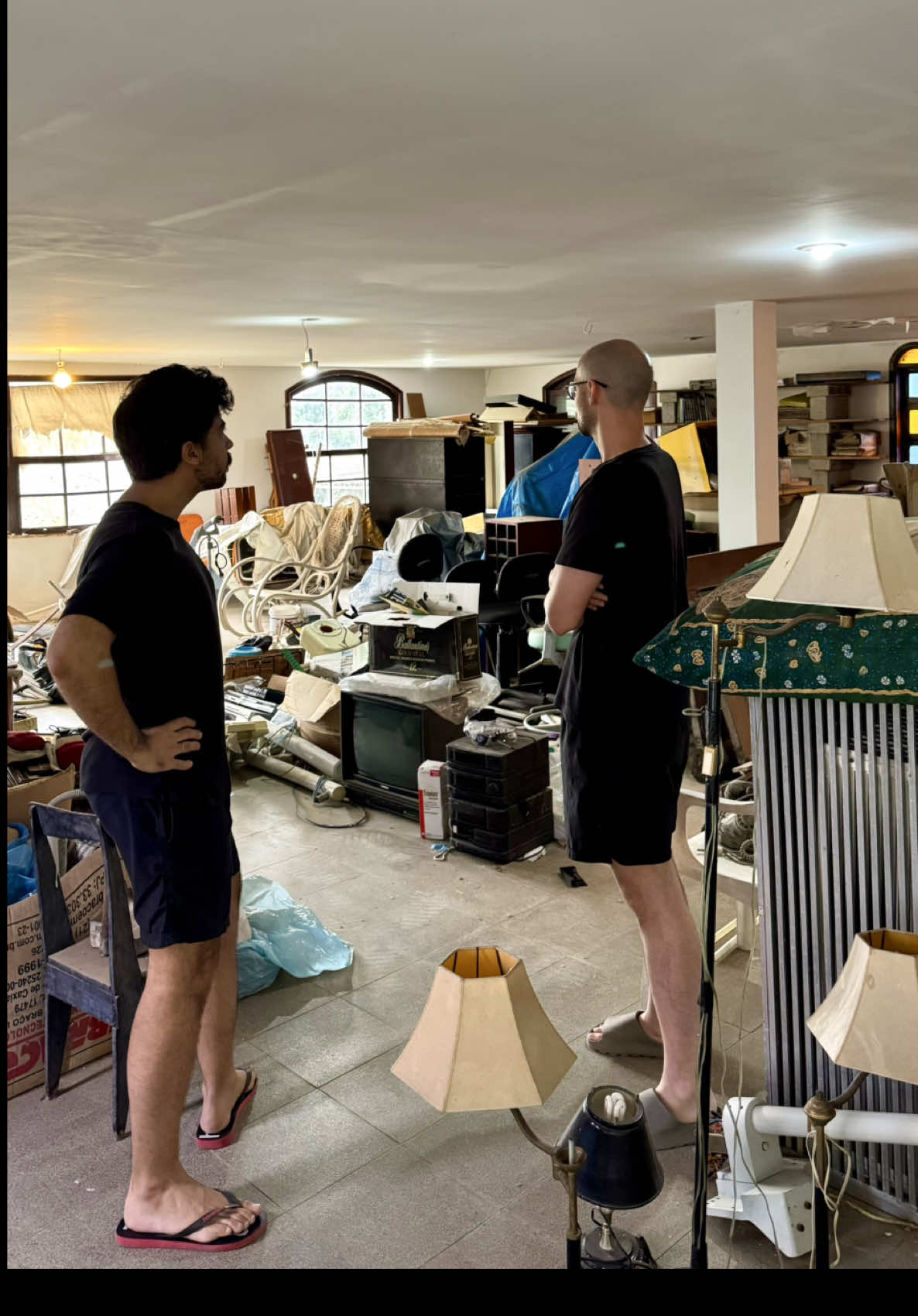 Vem ver o que achamos na antiga sala de festa da CASA ABANDONADA que compramos!! Depois de estar fechada por 15 anos vamos mostrar todos os detalhes de cada ambiente que aqui encontramos. E fiquem ligados que vamos mostrar TUDO de toda a REFORMA do jeitinho que a gente gosta, cheia perrengue em desafios…. Hahahhaa … fiquem aqui com o SEXTO VÍDEO de nossa nova aventura!!!  . #antesedepois #reforma #arquitetura #banheiros #banheiroantigo     