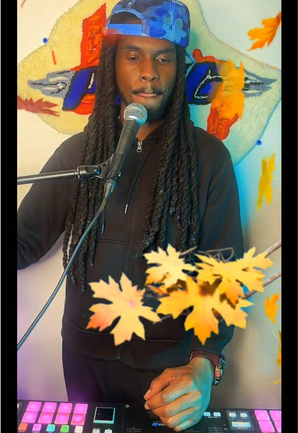 It’s Starting To Look Like Fall In The Club! @Jos🧚‍♀️ #tiktoklive #livehighlights #livegift #mapleleaves 