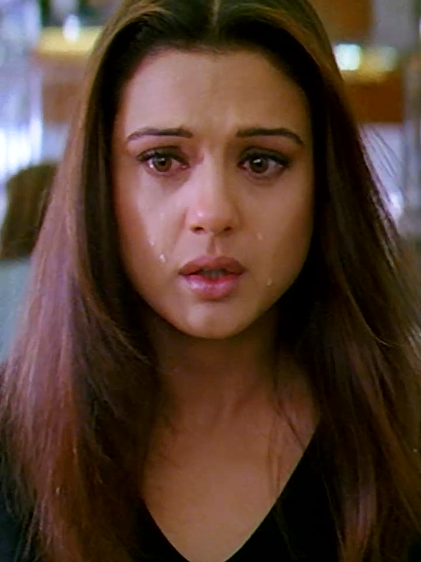 I cried so much watching this scene 🥹😭💔. #kalhonaho#shahrukhkhan #preityzinta #bollywood #foryou 