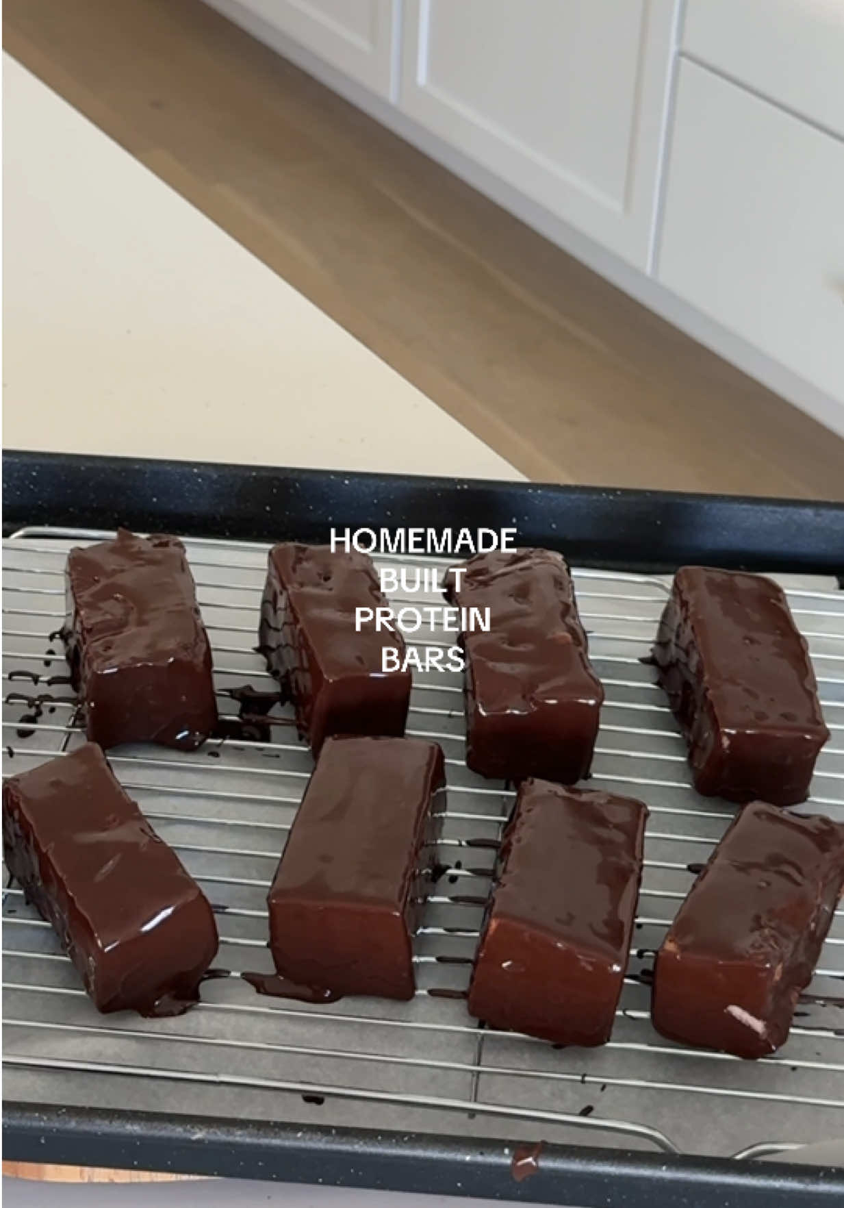 make your own BROWNIE BATTER BUILT PROTEIN BARS!!! dare i say..better than the original?!? what flavor should i make next?? (please say one of the new sour ones lol) servings: 14 96 calories (4.5f/8c/9p) INGREDIENTS: (bar) 2 cups chocolate milk (i used carb master for macros, so adjust accordingly if you use something else) 5 tbsp gelatin 3-4 servings brownie batter whey protein (i use a whey concentrate or isolate - SAMGWAZ for 10% off clean simple eats!) 1/4 cup sweetener of choice (i used a sugar substitute - swerve granulated) (coating) 10 ish servings chocolate (i love lilys for a low sugar option) + 1 tbsp coconut oil INSTRUCTIONS: 1. pour milk into saucepan and sprinkle gelatin on top in a thin layer 2. mix slightly and allow the gelatin to bloom (hydrate) should turn into a thick goo (about 10 min) 3. place over low heat and mix until it runs thin (about 5 minutes) 4. add to a mixing bowl and allow to sit for 5 minutes to cool slightly 5. add protein and sweetener- and whisk until it doubles or triples in volume (5-15 min, be patient!) 6. pour into parchment lined pan and allow to harden/cool for at least 2 hrs 7. once ready, cut into shapes and cover in melted chocolate + coconut oil mixture (coconut oil helps thin out the chocolate for a thinner shell over the marshmallow) 8. ENJOY! #healthyrecipes #Recipe #proteinbar #homemadefood