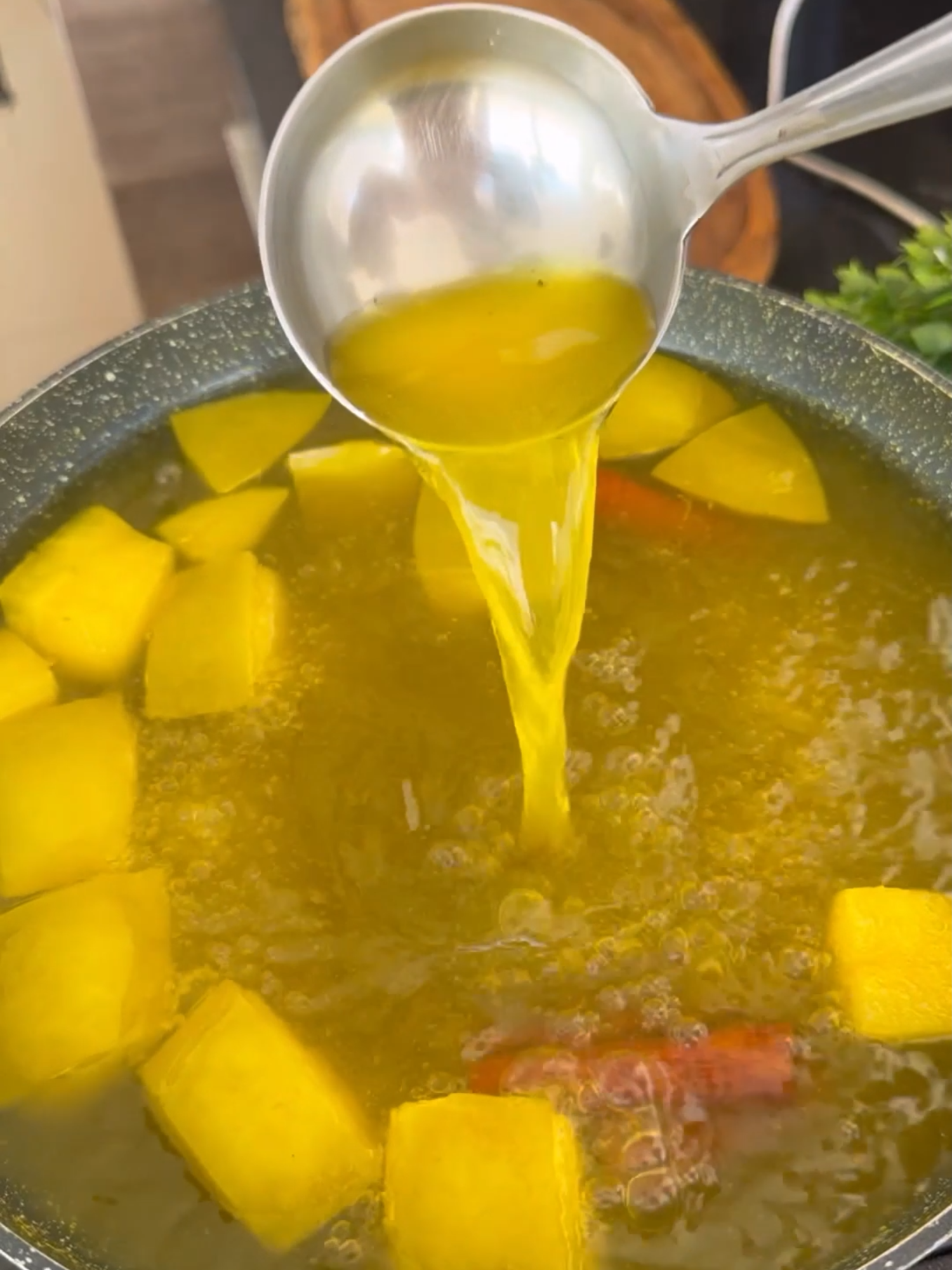 Misture maçã com curcuma