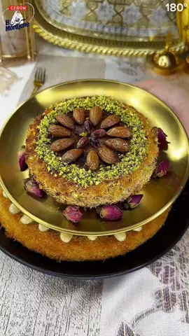 خبزة لقطايف محشية بالمكسرات 😋 و معسلة بعسيلة #المرجان 🍯😍  ✨️المقادير:  الحشو: - 400غ مكسرات اختيارية (لوز و جوز) مطحونة  - 3 ملاعق كبار سكر مسحوق #المرجان  - رشة ملح  - كمية من القرفة  - القليل من فانيليا #المرجان أو مبشور الليمون   - م.ص سمن #المرجان  - ماء الزهر  القطايف:  - 500 غ قطايف مقطعة  - 250 غ سمن #المرجان ذائب  التزيين:  - مكسرات + ورد مجفف