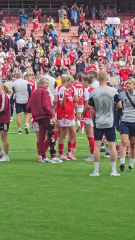 keep watching..  the moment leah pushes beth!  stay on your feet leah! #bethmead #leahwilliamson #Lionesses #WomensFootball #arsenalwfc 