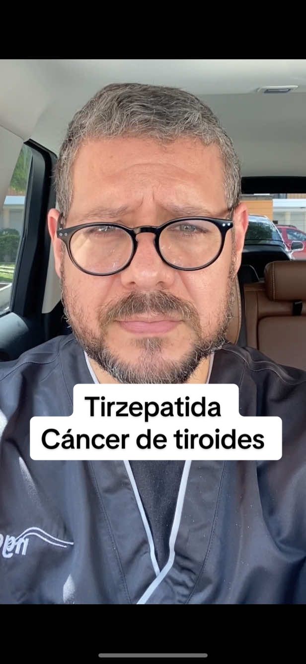 Respuesta a @Yamilia Rodriguez ⚠️ Tirzepatida y cáncer de tiroides Gracias por tu confianza en compartir tu caso 🙏. Es fundamental aclarar que tirzepatida (Zepbound/Mounjaro) tiene una contraindicación muy específica: ❌ No debe usarse en personas con antecedente personal o familiar de carcinoma medular de tiroides (MTC) o con síndrome de neoplasia endocrina múltiple tipo 2 (MEN2). 👉 En otros tipos de cáncer de tiroides, como el papilar o folicular (los más frecuentes), la contraindicación no aplica de forma automática, pero siempre debe analizarse de manera individual con tu endocrinólogo u oncólogo. En conclusión: 	•	Carcinoma medular → contraindicado. 	•	Papilar o folicular → no contraindicado, pero requiere valoración multidisciplinaria. Nunca inicies el tratamiento sin la supervisión directa de tu equipo médico. ⸻ 📚 Fuentes 	1.	FDA. Mounjaro (tirzepatide) label. Updated 2025. 	2.	Clinical Management of Obesity – Third Edition. The Obesity Society, 2025. 	3.	Caruso I, et al. The Real-World Safety Profile of Tirzepatide: Pharmacovigilance Analysis of the FDA Adverse Event Reporting System (FAERS). J Endocrinol Invest. 2024;47(11):2671-2678. doi:10.1007/s40618-024-02441-z. ⸻ 🔖 Hashtags #cirujanocertificado #drangelmontesdeoca #obesidad #GLP1 #endocrinología