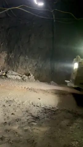 Chaque chargement transporte plus que des pierres… 👉 C’est la sueur, le courage et l’avenir d’un peuple 💪🔥 MiningLife #T#TravailSouterrainC#CamionLourdU#UndergroundMiningHeavyMachinery 