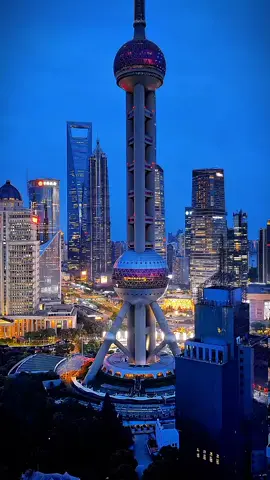 The light from the oriental pearl tower shines, accompanied by 3 skyscrapers behind it, Enjoy the amazing view at lujiazui! ##china #guangzhou #guangdong #chinese #chinesegirl 