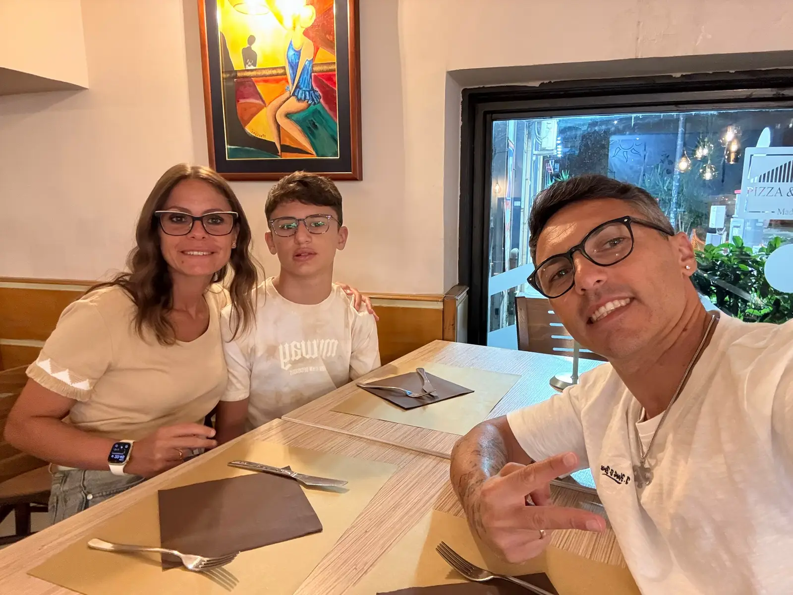 Visto che nessun tuo coetaneo ti invita mai a mangiare una pizza insieme o a fare una passeggiata, ci pensiamo io e la mamma a non farti pesare questa cosa, ad essere sempre al tuo fianco per riempire le tue giornate e non farti restare sempre da solo in casa. Purtroppo a 13 anni è difficile farti capire che sei solo e non hai dei veri amici. Noi cerchiamo di sostituirci anche in questo ed eccoci qua tutti e tre a mangiare una pizza insieme nel segno dell’amore e della famiglia.  Se potessi chiedere un desiderio sarebbe quello di poter ritornare un ragazzino della tua stessa età e poterti regalare una vera amicizia, quella che non ti abbandona mai senza invadere i tuoi spazi, ma percorrere la tua stessa strada ogni volta che ne avrai bisogno e farti capire che io ci sono. #autismoèvita