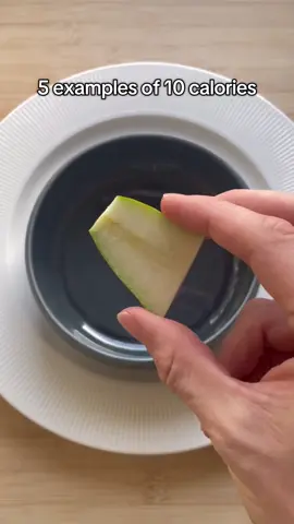 Ever wondered what 10 calories look like? Now you know. 😳 Let me know your reaction in the comments 👇 #nutrition #healthytips #foodswaps #calories 