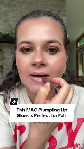 The MAC Plumping Lip Gloss in the shade Simulation is honestly the perfect fall gloss. 🍂 It’s one of those lip glosses that makes your lips feel as good as they look. The formula on this MAC plumpling lip gloss melts in like butter, feels ultra-hydrating, and gives you that beautiful, high-shine glossy effect with just the right hint of color. If you’ve ever wished your lips looked a little bit bigger and more plump without the pain of fillers this gloss does exactly that. It gives you a fuller look instantly, but in a soft, natural way that’s wearable every day. I love that it doesn’t have that harsh burning sensation so many plumping glosses have. Instead, it feels refreshing with a light minty taste that makes it comfortable to wear. Whether you wear it on its own or layered on top of your favorite nude lipstick, the MAC Plumping Lip Gloss in the shade Simulation gives your lips that juicy, plumped-up finish that’s perfect for fall. It’s the kind of gloss that ties your whole look together hydrating, glossy, and flattering for anyone who wants lips that look just a little fuller and more defined. 💋 #maclipgloss #plumpinglipgloss #biggerlips #falllipstick 