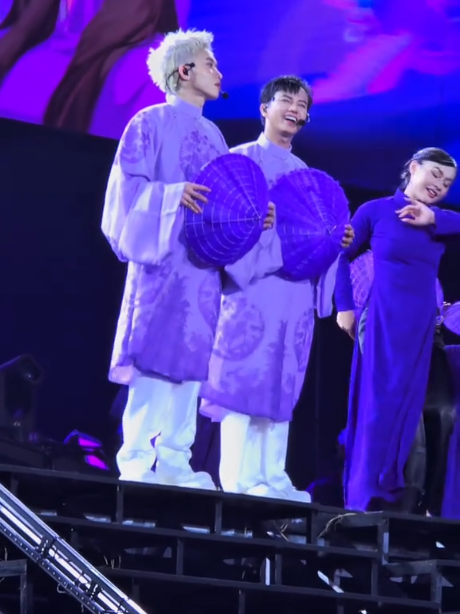 Ôi tôi mê bản mash up này quá điiiii 🥰🥰🥰. 9M hát Nàng thơ xứ Huế hợp quá hợp 🥰. Tôi sẽ ko nói là tôi mê đoạn Phúc vs S.T hát đến thế nào đâu 🤭. #stsonthach #tangphuc #kaytran #buicongnam #atvncgconcert 