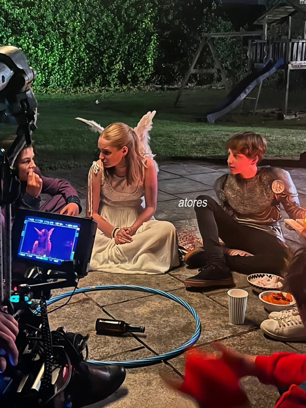 #younghearts : there is something pure in the way you act #lougossens  admirar você, lou, é muito mais do que admirar um simples ator. é admirar a própria essência da arte. cada gesto, cada olhar e em cada palavra sua, existe uma entrega tão intensa que invade a alma de quem ta assistindo. foi nesse amor genuíno pela atuação que encontrei força quando pensei que nada mais poderia me salvar. na fase mais escura da minha vida, você foi a luz que se acendeu dentro do meu coração. sua atuação foi abrigo, e sua paixão pelo que faz me mostrou que ainda havia beleza no mundo, lou. você me salvou quando eu mais precisei, oferecendo um motivo pra continuar, você é minha luz no fim do túnel. e não meu final feliz, porque o que eu sinto por você nunca terá fim. você não imagina o quanto me salvou quando pensei que não tinha esperanças nesse mundo. muito obrigada por existir, Lou Gossens. 🤍