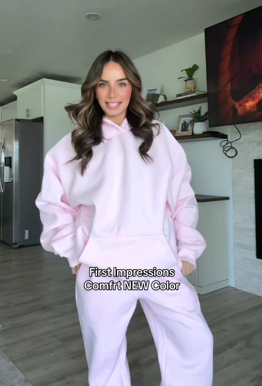 POWDER PINK?! the best shade ever 🩷  @Comfrt #comfrt #fashiontiktok #hoodieseason #tiktokshopcreatorpicks #sweaterweather 