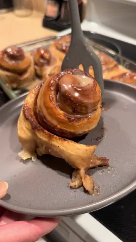 I can’t stop making these they are too addicting #cinnamonrolls #sourdough #sourdoughbread #sourdoughforbeginners #sourdoughbaking 