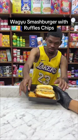 Wagyu Smashburger with Ruffles Chips 📍Prospect Park Deli #prospectparkdeli #smashburger #wagyu #chips #basketball 
