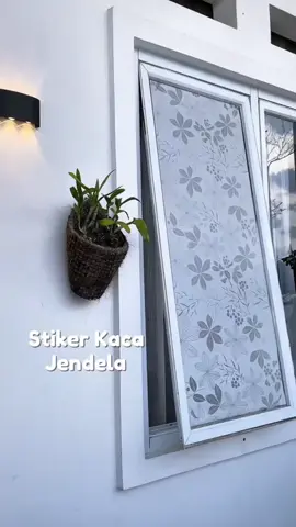 stiker kaca nya guys di keranjang kuning 