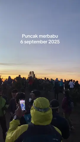 Puncak merbabu di long weekend 🍃 #merbabu #gunungmerbabu #gunungmerbabuviasuwanting #gunungmerbabuviagancik #gunungmerbabuviaselo 