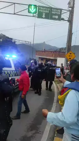 URGENTE. Que todo el mundo sepa ⚠️⛔️ La comunidad de los Santos salió a manifestar su informalidad con el peaje y la orden de Juvenal fue enviarles el Esmad.  ¡increíble! ⛔️⚠️🤦‍♂️