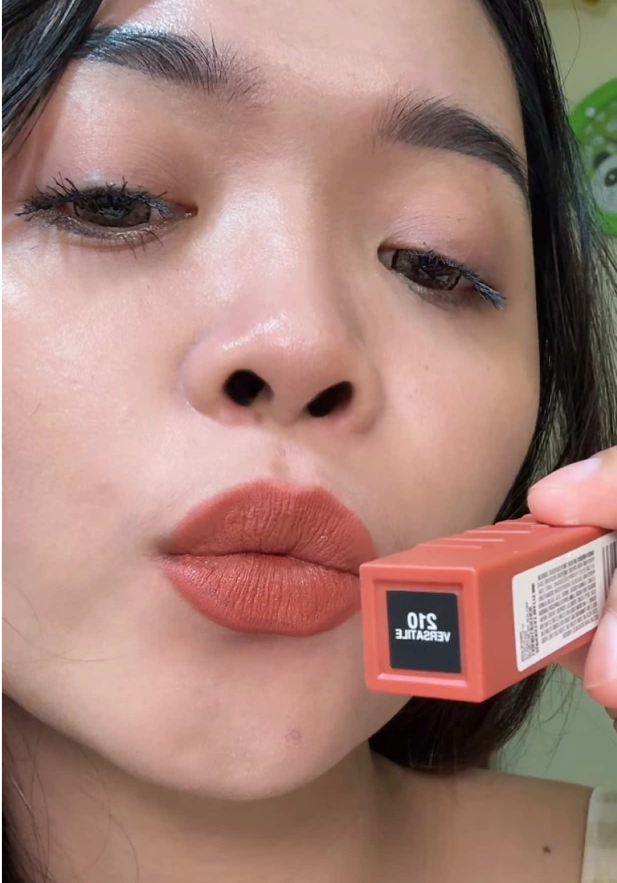 Maybelline 210 Versatile masih jadi lipstik andalan di 2025 ini @Maybelline Indonesia  . . . #maybelline210versatile #cumamatteinkyangbisa #superstaymatteink #maybellinesuperstay #lipmatte 