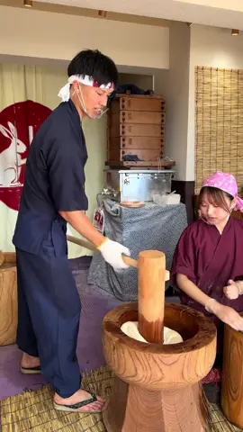 Rice cake making in Kyoto, Japan#京都 #打年糕 #街拍 