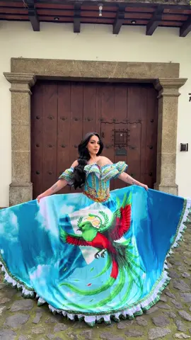 ✨ Orgullosamente luciendo el colorido y la riqueza cultural de mi bella Guatemala 🇬🇹💙 El quetzal, símbolo de libertad y belleza,  #Guatemala #OrgulloChapín #Quetzal #CulturaViva #Tradición
