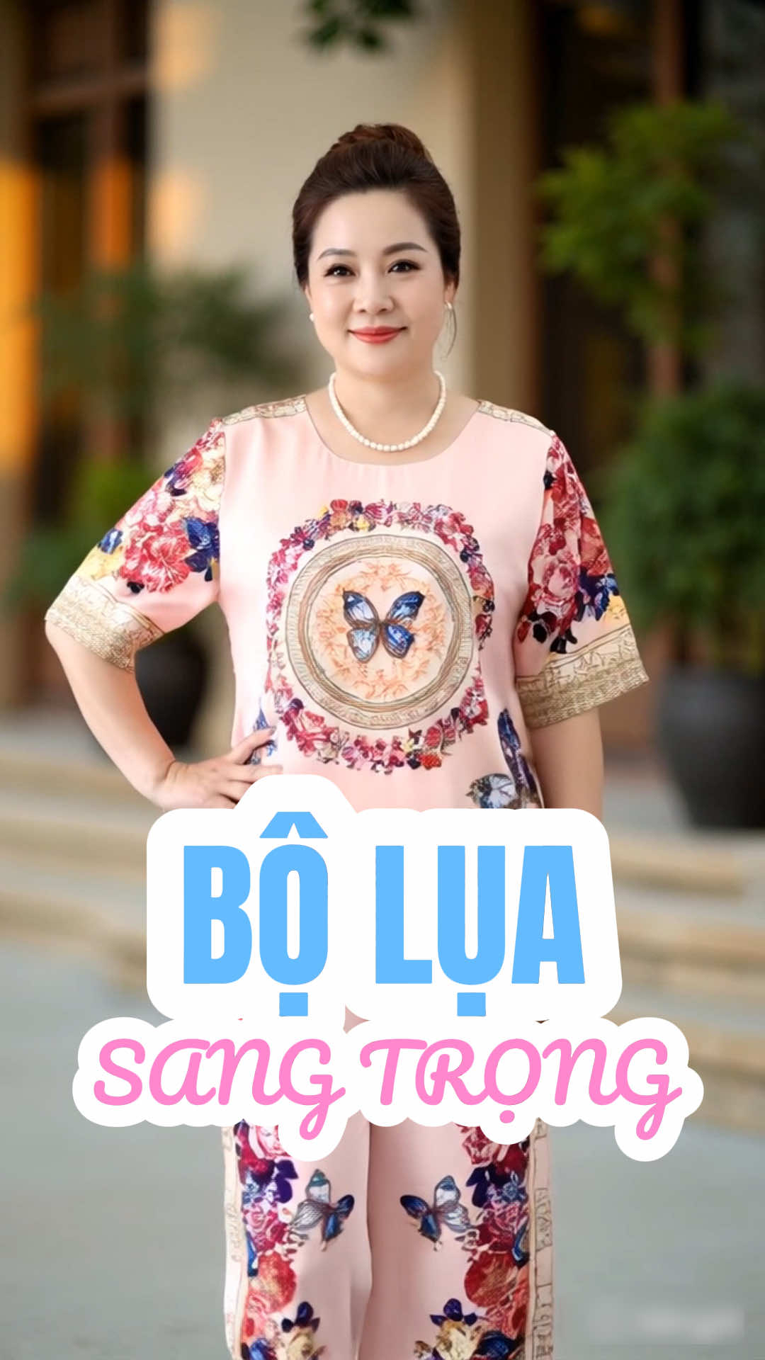 Bộ đồ lụa trung niên với các hoạ tiết hoa văn sang trọng phù hợp cho các Mẹ, các Bà yêu thích sự kín đáo và thanh lịch.  @Mặc đẹp phối xinh ✨  @Mặc đẹp phối xinh ✨  @Mặc đẹp phối xinh ✨ #thoitrangnu #macdepphoixinh #macdepphoixinh2025 #trungnien #trungniendep #dobo #dobomacnha #dobotrungnien #setdonu #setdodep #dobotangme #dobotangmetangba 