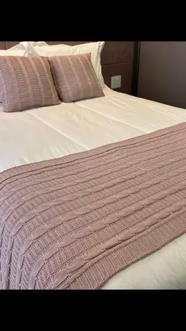 Kit Manta Peseira de Tricot + 2 Capas de Almofada para Cama e Sofá. Sofisticação e requinte me cada detalhe.  ✨Gostou? Comente “Quero” que envio o link  🛍️ Siga para mais achadinhos da Shopee ##peseira##mantasofa##almofada##decoracaosala##capadealmofada