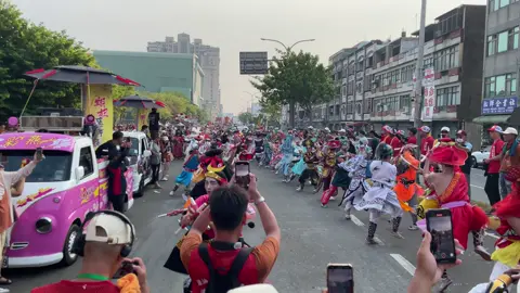 各位辛苦 因為太陽太大 昨天有很多他們的隊員中暑 但還是堅持繼續表演 #廣濟震天 #旗山共敬堂 #高市東和殿 #英歌舞 #文化 