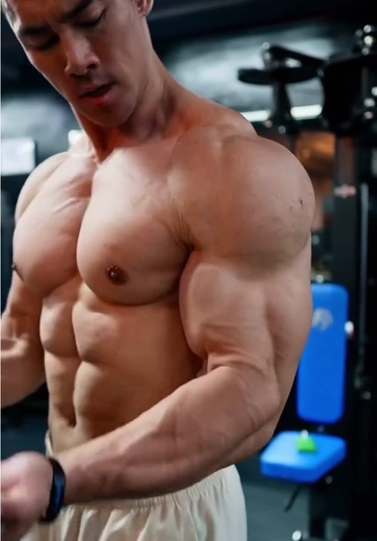 เห็นไหมบอกแล้ว กล้ามใหญ่มาก #ผู้ชายจีนคือของหวาน #chinesehotmans #ผู้ชายจีนงานดี #ผู้ชายจีนหล่อ #ผู้ชายจีนหล่อบอกต่อด้วย 