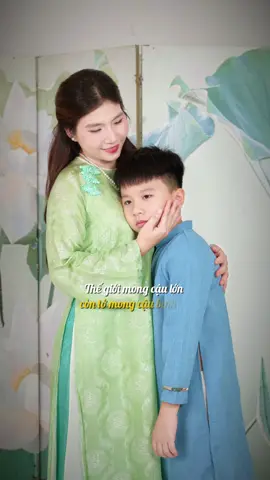 Cả ngày hôm qua tâm trạng mình đang rối bời, buồn bã do bị mất trang “ Mai Phạm” bên phở bò mình xây chắc tầm 2-3 năm đã đành! Mà quay qua #Chuối nguyên ngày cứ bị chảy máu mũi từ sáng đến khuya 3-4 lần 😭 Nhiều lúc con đang chơi cái chạy vào lau máu mũi, hay khuya thậm chí đang ngủ cũng bị chảy ban ngày mà thấy con như vậy là đã sốt ruột rồi Đằng này đêm đang ngủ mà con gõ cửa nói chảy máu mũi làm còn “sợ” hơn nữa!!! Lúc đó mình chợt nhận ra trang phở bò mất chỉ là chuyện nhỏ xíu thôi… => Còn sức khoẻ của các con, gia đình quan trọng hơn rất rất nhiều!!