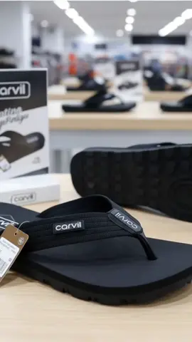 Sandal jepit pria dari Carvil dengan model LUMOS-M berwarna hitam pekat. Sandal ini dirancang untuk kenyamanan maksimal dengan bahan yang empuk dan ringan. Cocok untuk menemani kegiatan sehari-hari Anda, baik santai di rumah maupun bepergian. Desainnya yang simpel dan minimalis membuatnya mudah dipadukan dengan berbagai gaya pakaian. #SandalCarvil #Carvil #SandalJepitPria  #SandalNyaman #rekomendasisandal 