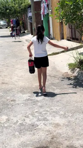 JAJA no podía con la coca la Gretta 😅  #bart #cocacola  #baile #pollera #colora 