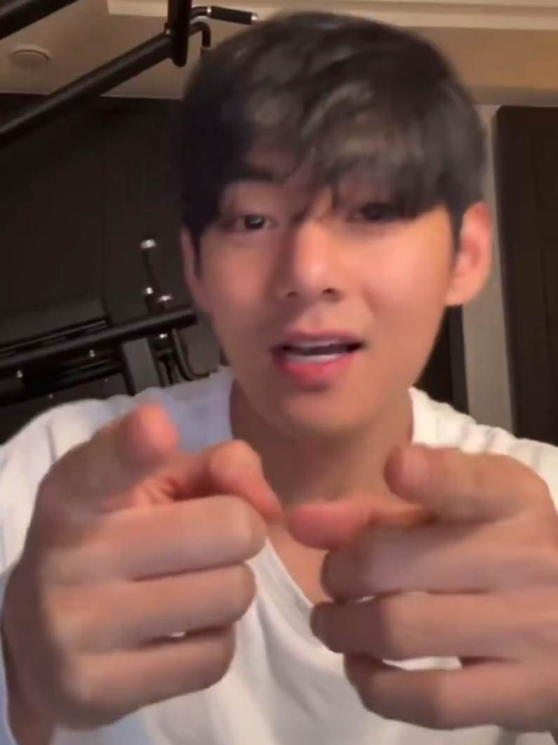Live Kim Taehyung 2 🐯*sings Go Baby by Justin Bieber* there’s my baby, she’s like honey  #kimtaehyung #v #taehyung #vlive #btsv 