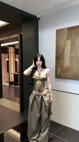 Tình yêu đôi khi không cần quá nhiều lời, chỉ cần một cái ôm ấm áp, một ánh mắt dịu dàng, một sự hiện diện bình yên bên cạnh… thế thôi cũng đủ xua tan cả một ngày dài mệt mỏi.#quanaohottrend #xuhuong #douyin #style #OOTD 