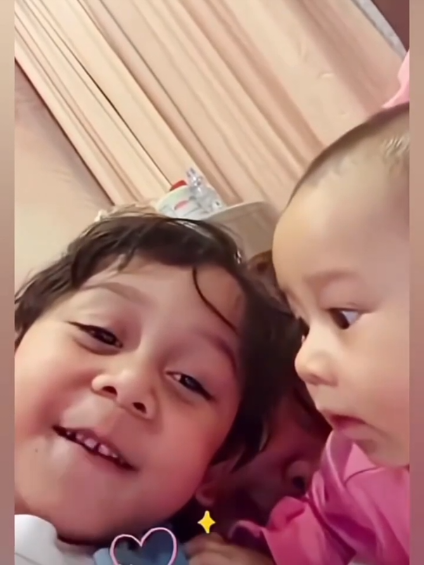 MasyaAllah Papa Billar dengan kedua belahan hatinya Abang L adik Leshia 🩷😘♥️🥰  Sehat-sehat ya kalian LESLAR FAMILY kesayangan Aamiin 🤲♥️  #leslar #abangl #leshia #fyp #reels 