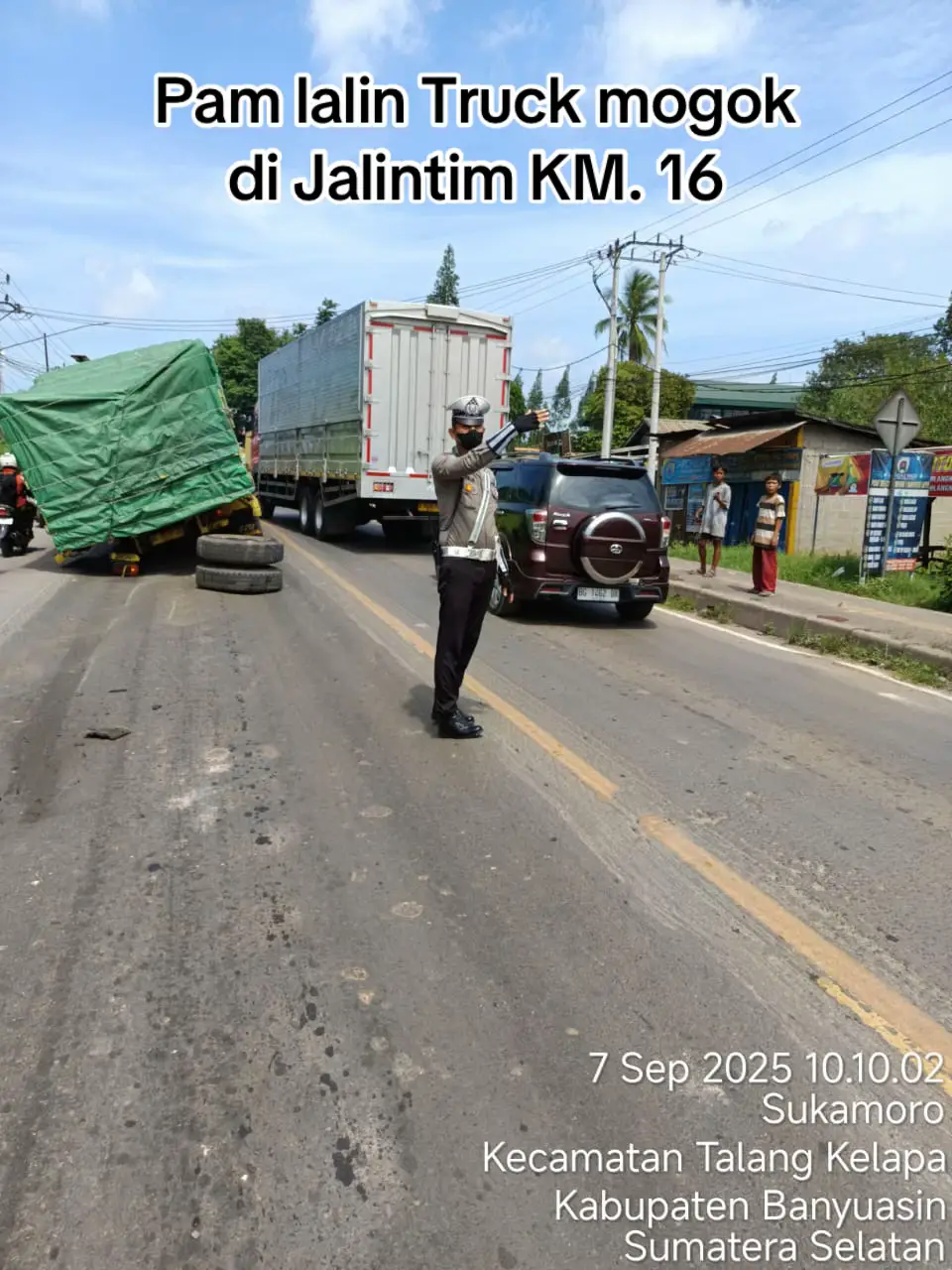 Pam lalin Truck mogok di Jalintim KM. 16 Aipda @muhammadfikri2854 dan Aipda @hrdzed  Personel PATAKA Sat Lantas Polres Banyuasin pada Hari Minggu, 07 September 2025 melaksanakan pengamanan dan pengaturan arus lalu lintas di Jalintim KM. 16 seputaran Simpang Pasir Putih di Kel. Sukajadi Kec. Talang Kelapa dikarenakan terdapat 1 unit Truck yang mogok akibat patah serumbung personil melaksanakan rekayasa arus lalu lintas dengan mengarahkan kendaraan berjalan bergantian arah sembari pengemudi melaksanakan perbaikan kendaraan maupun berkoordinasi dengan kendaraan sejenisnya untuk melaksanakan evakuasi  Dihimbau kepada pengguna jalan yang akan melintas di Jalintim KM. 16 seputaran Kec. Talang Kelapa, apabila terjadi antrean kendaraan agar dapat bersabar dan antri pada lajur masing-masing agar tidak menimbulkan kepadatan lalu lintas #satlantaspolresbanyuasin  #satlantasbanyuasin  #lantasbanyuasin 