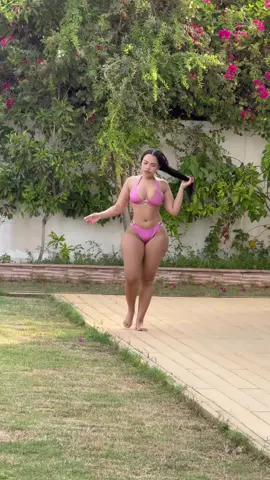 🔥 A perfeição existe e está de biquíni! 😍✨ #Perfeição #Biquini #BelezaFeminina #CorpoPerfeito #Viral 