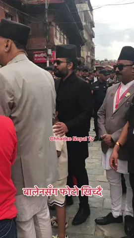 बालेन शाहसॅंग फोटो खिच्दै सानो बाबु#balen