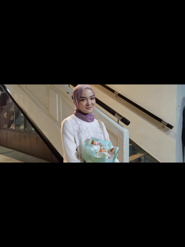 Siapa masih ingat kisah Radwa dengan bunga... Bunga tidak sampai ke tangan Thariq malah di lantai.. 2 episode lagi nak selesai Drama Thariq Ridzuwan arahan @eyrahman22 #thariqridzuwancommandohistreasure #thariqridzuwan #dramatranding #fypviral #fyp 