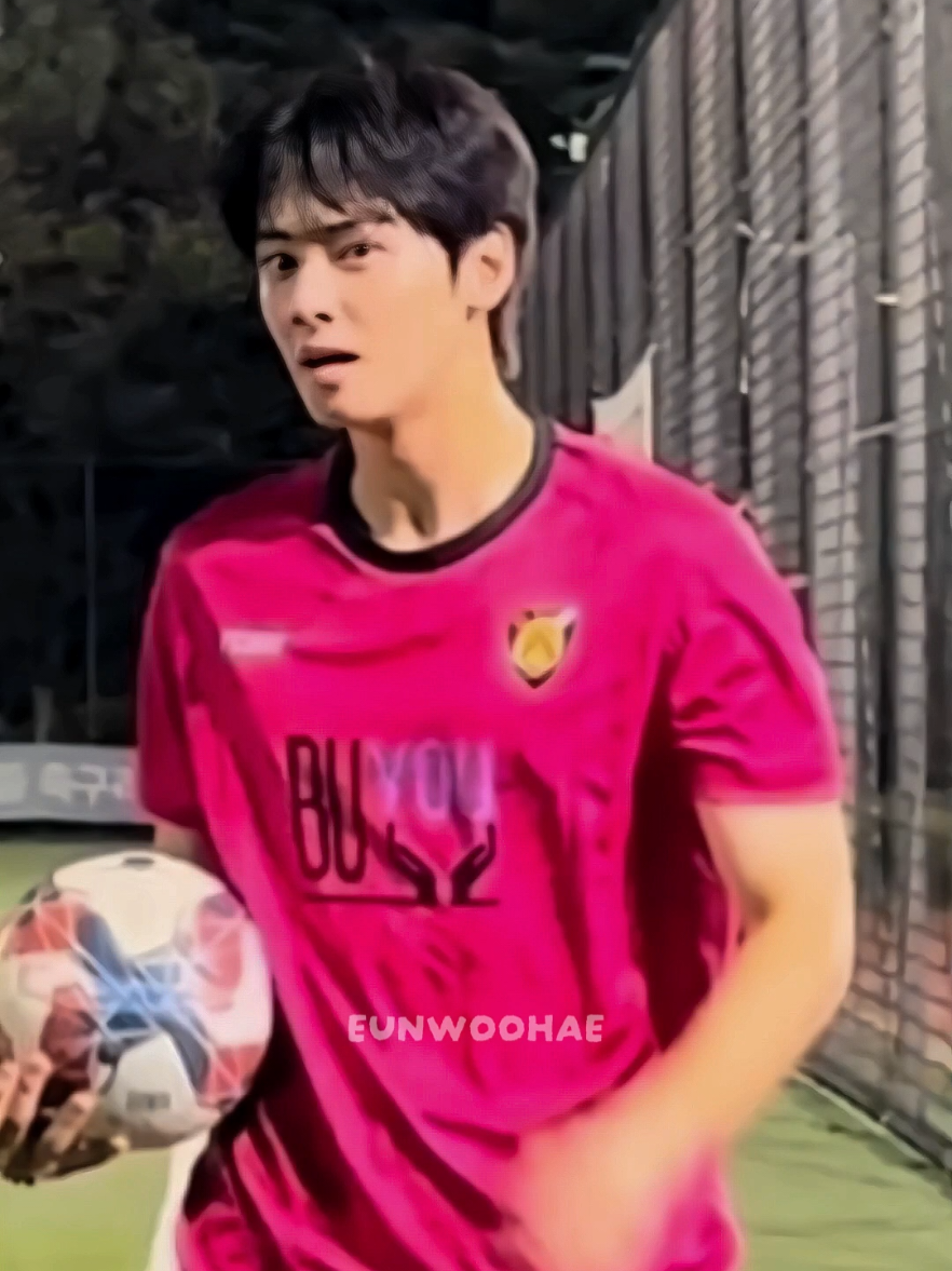 every girl's crush 💘 eunwoo playing football is so cool 🙂‍↕️👍🏻  #chaeunwoo 