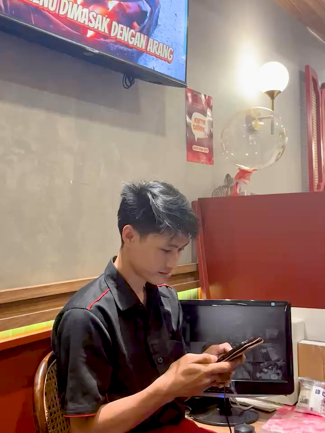 Ditanya resepsionis: ‘Kapan mampir ke Bakmi Nikmat Rasa?’ Dibales voice note 🎶: ‘Jika tidak hari ini… mungkin minggu depan…’ 🤣 Lah kak, jangan PHP kita dong… mampir aja sekarang biar nggak jadi lagu 🎤 📍 Green Lake City & Gading Serpong (11.00–22.00) 📍 PIK – Golf Island (10.30–03.00) #BakmiNikmatRasa #FYP #LucuBanget #KitaUsahakanLagi #BatasSenja #BakmiEnak #FoodieJakarta