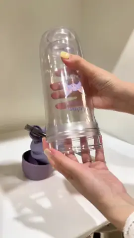 雙飲設計！吸管直飲隨心切！一隻杯子兩種喝法：想懶人喝飲料，用隱藏式吸管，不用抬頭也能暢飲，避免口紅沾杯；想快速解渴，換直飲口，喝起來更爽快。夏天裝冰檸檬水、冰咖啡都合適，一杯搞定不同飲用習慣，超方便～