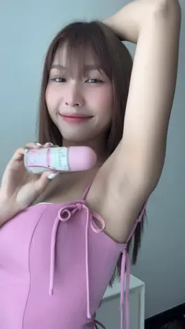 Nếu da mặt xứng đáng được skincare mỗi ngày thì da dưới cánh tay cũng cần được chăm chuốt kĩ lưỡng nha nàng ✨ “Cánh” thơm tho trắng mịn là bí quyết x10 tự tin đó 😉 #Enchanteur #EnchanteurNaturelle #Serumkhumui #Thiennhiendiunhe 