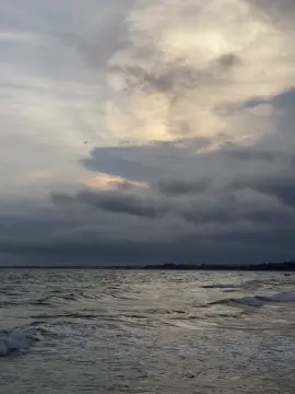 nhìn anh bước theo bên người ấy, em đau lắm đấy..