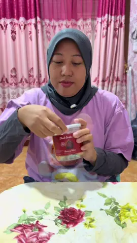 Nyobain makan black garlic!! 