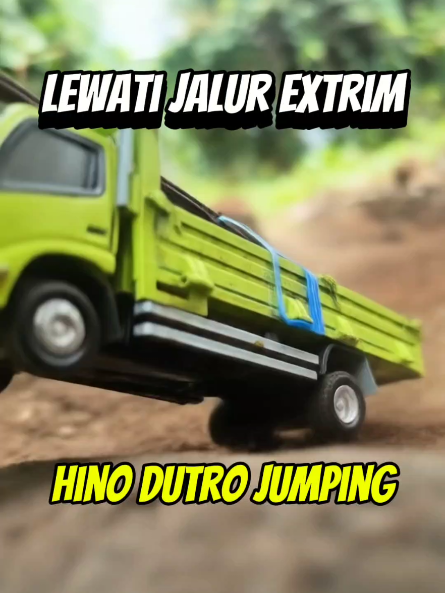 Hino Dutro Sampai Jumping Akibat jalan yang terlalu extreme! #hino #dutro #fyp #jumping 