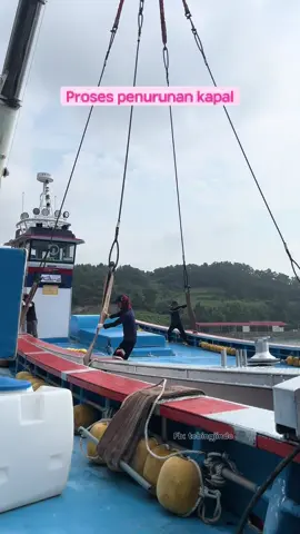 Proses penurunan kapal . 